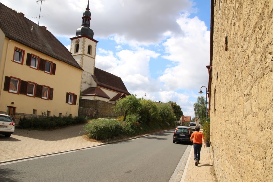 Vorbei an der Gülchsheimer Pfarrkirche (Bild: ©  Björn Neckermann)
