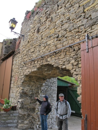 Teile der alten Auber Stadtmauer sind noch recht gut erhalten (Bild: Simon Wagner)