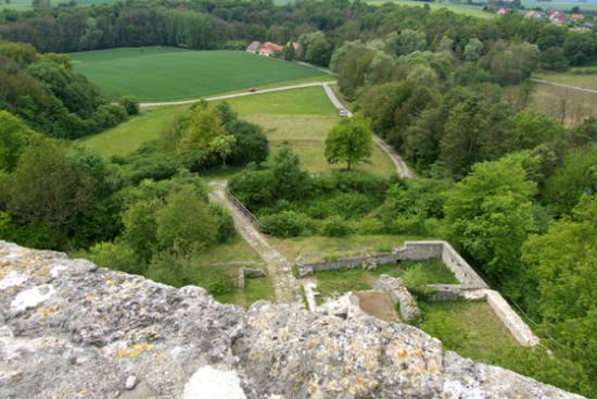 Blick vom Bergfried auf Burganlage und ehemaliger Zugbrücke (Bild: Thomas Langhirt)