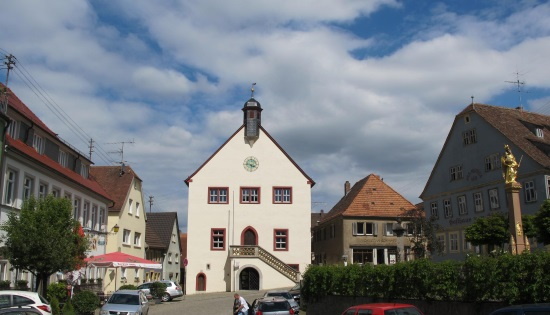 Blickfang am Marktplatz das Auber Rathaus mit (rechts) Mariensäule (Bild: Simon Wagner)
