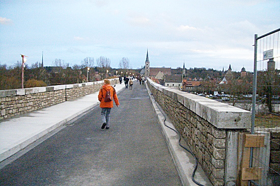 Die neue "alte Brücke" nur für Fußgänger, welch ein Gefühl (Bild: Björn Neckermann)