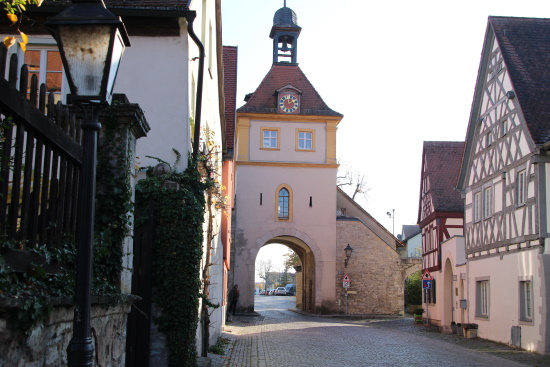 Das Ochsenfurter Tor mit Durchfahrt und links einem Durchgang (Bild: Björn Neckermann)