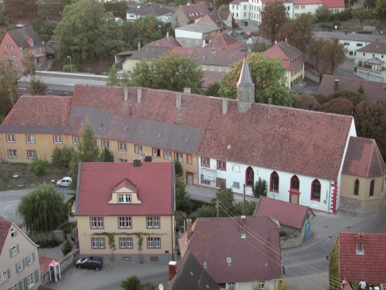 Das Spitalensemble mit Pfarrhaus und Pförtnerhäuschen - im Hintergrund die ehemalige Talschänke (Bild: Stadt Aub)