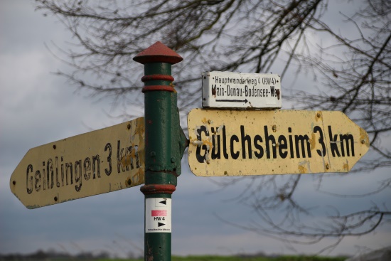 Vor dem alten Verkehrsschild heißt es nochmals aufgepasst - geradeaus weiter gen Gülchsheim (Bild: Björn Neckermann)