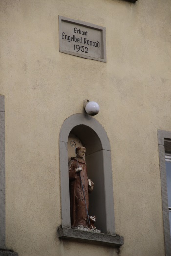 Zum Entdecken - viele Heiligenbilder entlang der Dorfstrasse (Bild: Björn Neckermann)