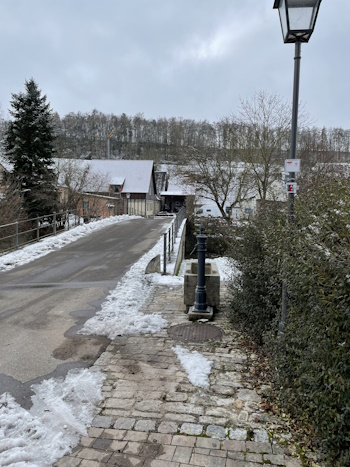 Der HW4 und WWW führt über die Steinachbrücke vor zur Hauptstrasse (Bild: © Neckermann)