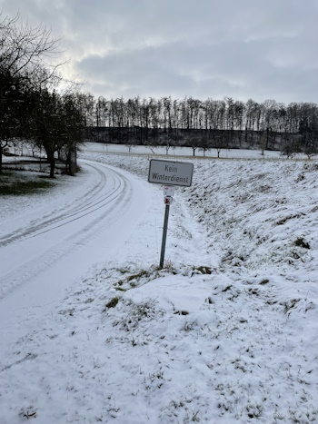 Den Hinweisschildern folgend zu einem Waldstück (Bild: © Neckermann)