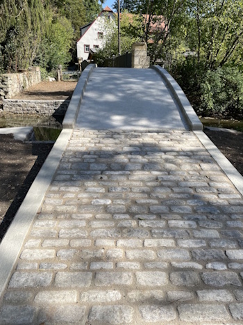 Die renovierte Gollachbrücke - aus Sicht des Wanderers von Aub kommend zur Lämmermühle (Bild: © Neckermann)