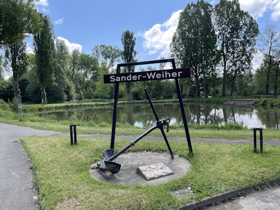 Vorbei am "Sander-Weiher" führt uns der HW4 in Richtung Randersacker (Bild: © Björn Neckermann) Vorbei am "Sander-Weiher" führt uns der HW4 in Richtung Randersacker (Bild: © Björn Neckermann)