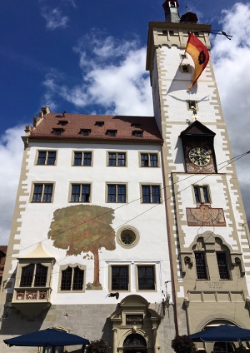 Das Würzburger Rathaus nach der Neugestaltung der Außenfassade (Bild: Congress-Tourismus-Würzburg / Stadt Würzburg