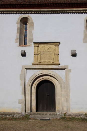 Südportal mit Steintafel - am Pfingstmontag zelebriert von hier der Pfarrer den Gottesdienst (Bild: Björn Neckermann)