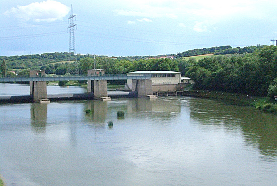 Der Blick von der Brücke in Richtung Ochsenfurt (Bild: Björn Neckermann)