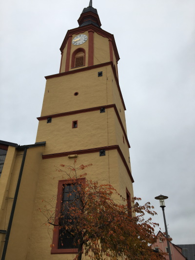 Über dem großen Kirchenfenster wurde der Mauerseglernistkasten angebracht (Bild: Björn Neckermann)