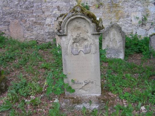 Alte Grabsteine zeugen noch von der einstigen jüdischen Gemeinde zu Aub (Bild: Manfred Müller)